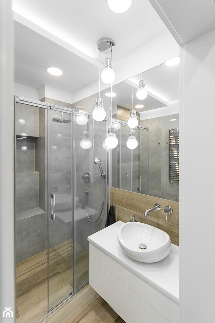 APARTAMENT Z ANTRESOLAMI - Mała bez okna z lustrem z punktowym oświetleniem łazienka, styl nowoczesny - zdjęcie od HOUSE DESIGN - Homebook