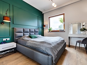 DOM Z ANTRESOLĄ - Średnia biała butelkowa zieleń z szafkami nocnymi szary sypialnia, styl nowoczesny - zdjęcie od HOUSE DESIGN
