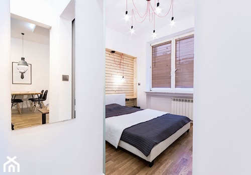 ŁÓDŹKA KAMIENICA - Mała biała sypialnia, styl skandynawski - zdjęcie od HOUSE DESIGN