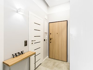 APARTAMENT Z ANTRESOLAMI - Średni biały szary hol / przedpokój, styl nowoczesny - zdjęcie od HOUSE DESIGN