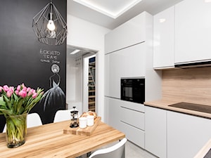 APARTAMENT Z ANTRESOLAMI - Mała zamknięta biała czarna z zabudowaną lodówką kuchnia w kształcie litery l, styl nowoczesny - zdjęcie od HOUSE DESIGN
