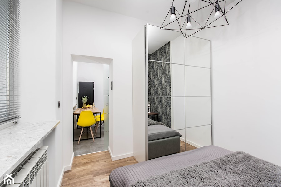 APARTAMENT AIRBNB - Mała biała sypialnia, styl nowoczesny - zdjęcie od HOUSE DESIGN
