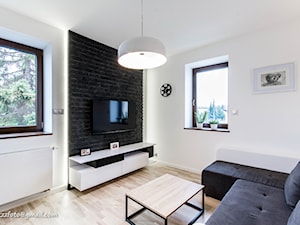 DOM W MIEŚCIE - Mały biały czarny salon - zdjęcie od HOUSE DESIGN