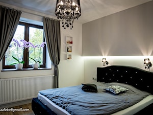 DOM W MIEŚCIE - Średnia biała szara sypialnia - zdjęcie od HOUSE DESIGN