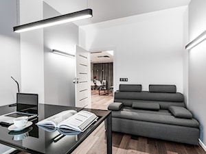 INTELIGENTNE ROZWIĄZANIA - Średnie w osobnym pomieszczeniu z sofą białe szare biuro, styl nowoczesny - zdjęcie od HOUSE DESIGN
