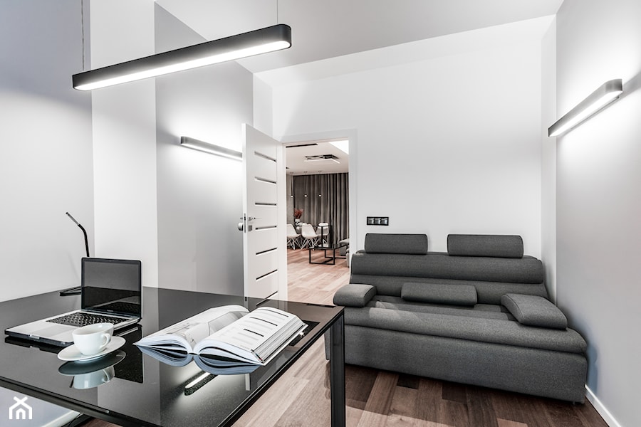 INTELIGENTNE ROZWIĄZANIA - Średnie w osobnym pomieszczeniu z sofą białe szare biuro, styl nowoczesny - zdjęcie od HOUSE DESIGN