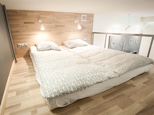 KAWALERKA W KAMIENICY - Mała sypialnia na antresoli, styl nowoczesny - zdjęcie od HOUSE DESIGN