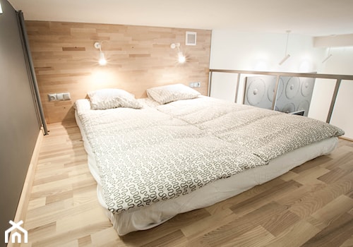 KAWALERKA W KAMIENICY - Mała sypialnia na antresoli, styl nowoczesny - zdjęcie od HOUSE DESIGN