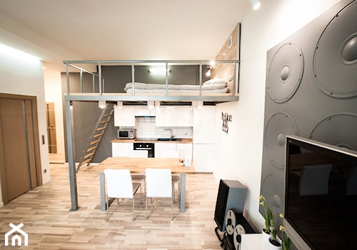 KAWALERKA W KAMIENICY - Mała otwarta z salonem szara z zabudowaną lodówką z podblatowym zlewozmywakiem kuchnia jednorzędowa, styl nowoczesny - zdjęcie od HOUSE DESIGN