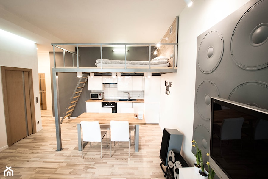 KAWALERKA W KAMIENICY - Mała otwarta z salonem szara z zabudowaną lodówką z podblatowym zlewozmywakiem kuchnia jednorzędowa, styl nowoczesny - zdjęcie od HOUSE DESIGN