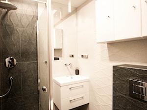 KAWALERKA W KAMIENICY - Mała bez okna z punktowym oświetleniem łazienka, styl nowoczesny - zdjęcie od HOUSE DESIGN