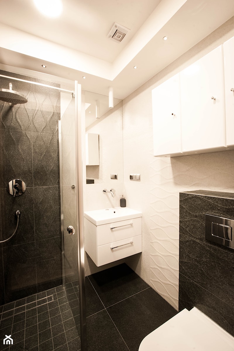 KAWALERKA W KAMIENICY - Mała bez okna z punktowym oświetleniem łazienka, styl nowoczesny - zdjęcie od HOUSE DESIGN