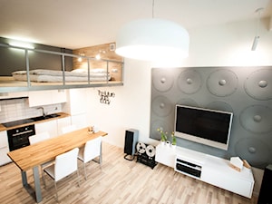 KAWALERKA W KAMIENICY - Średni biały szary salon z kuchnią z jadalnią z antresolą, styl nowoczesny - zdjęcie od HOUSE DESIGN