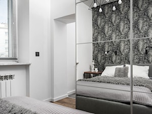 APARTAMENT AIRBNB - Mała biała sypialnia, styl nowoczesny - zdjęcie od HOUSE DESIGN