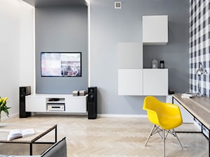 APARTAMENT AIRBNB - Mały biały szary salon, styl skandynawski - zdjęcie od HOUSE DESIGN