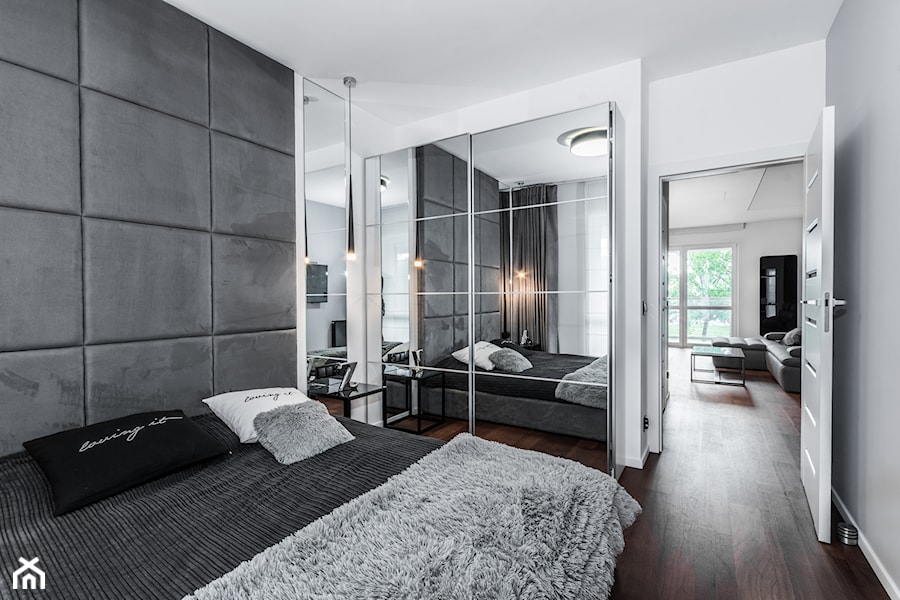 INTELIGENTNE ROZWIĄZANIA - Średnia biała szara z panelami tapicerowanymi sypialnia, styl nowoczesny - zdjęcie od HOUSE DESIGN