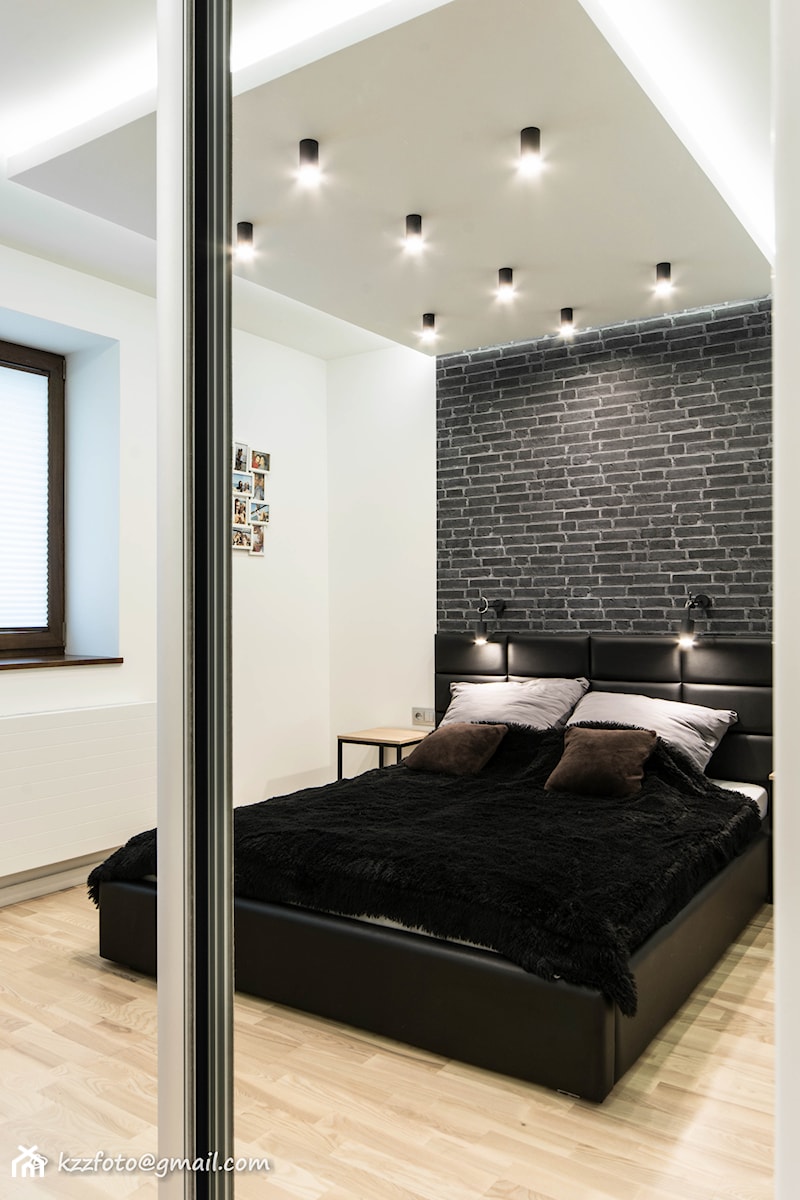 DOM W MIEŚCIE - Średnia biała czarna sypialnia - zdjęcie od HOUSE DESIGN