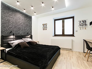 DOM W MIEŚCIE - Duża biała z biurkiem sypialnia - zdjęcie od HOUSE DESIGN