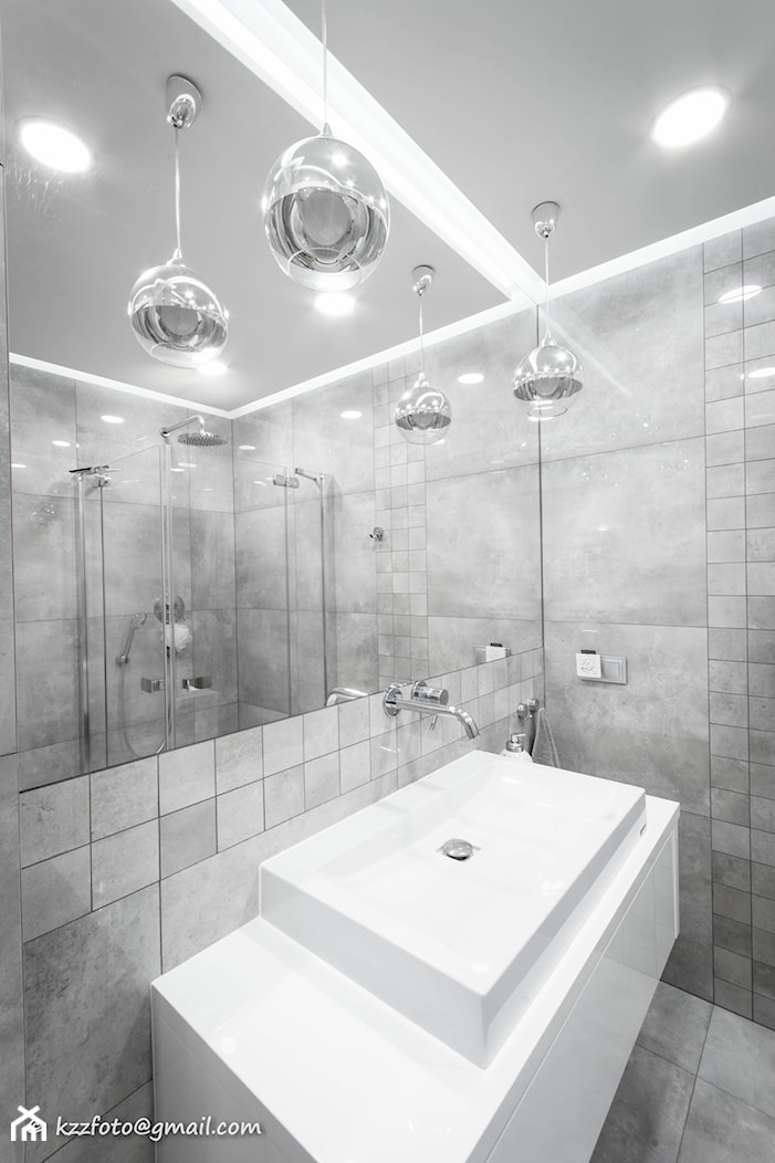 DOM W MIEŚCIE - Średnia z punktowym oświetleniem łazienka - zdjęcie od HOUSE DESIGN - Homebook