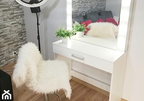 Mała szara sypialnia, styl nowoczesny - zdjęcie od LustraGLAM