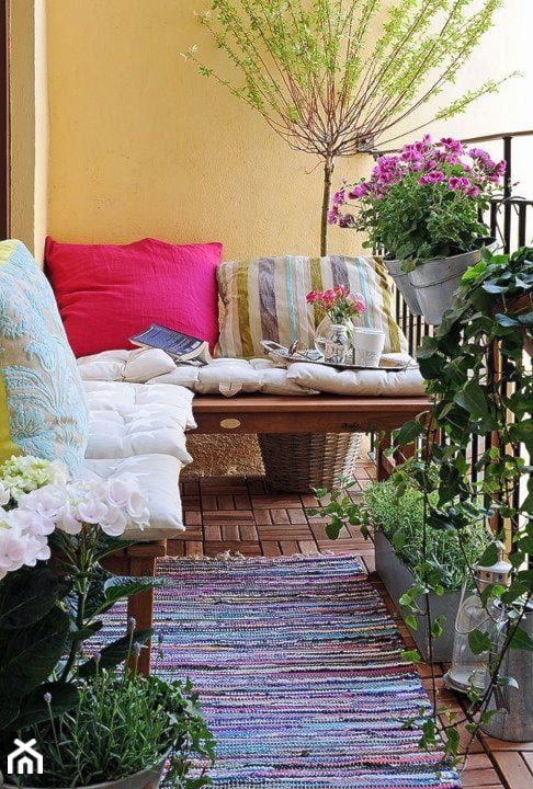 Ogród na balkonie - Mały z podłogą z desek z meblami ogrodowymi z donicami na kwiaty taras z tyłu domu - zdjęcie od KarinaPe - Homebook