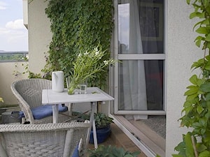 Ogród na balkonie - Mały z meblami ogrodowymi z donicami na kwiaty taras z przodu domu z tyłu domu - zdjęcie od KarinaPe