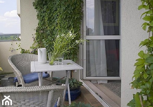 Ogród na balkonie - Mały z meblami ogrodowymi z donicami na kwiaty taras z przodu domu z tyłu domu - zdjęcie od KarinaPe