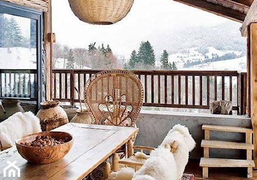 Zimowa weranda - Duży z meblami ogrodowymi taras rustykalny z tyłu domu, styl rustykalny - zdjęcie od KarinaPe