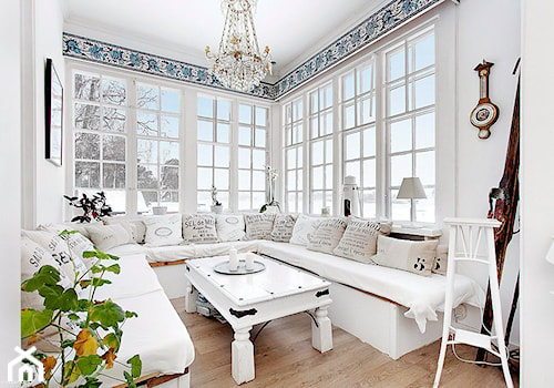 Zimowa weranda - Mała szara jadalnia w salonie - zdjęcie od KarinaPe