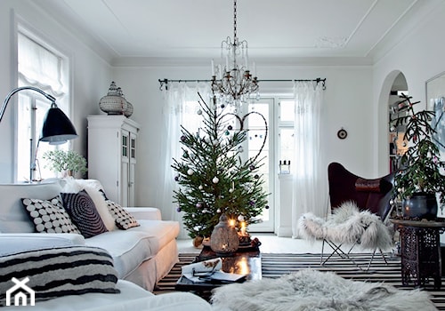 choinka - Mały biały salon, styl skandynawski - zdjęcie od KarinaPe