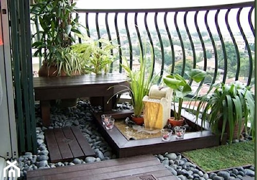 Ogród na balkonie - Średni z kamienną podłogą z donicami na kwiaty taras z tyłu domu - zdjęcie od KarinaPe