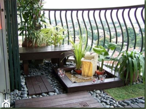 Ogród na balkonie - Średni z kamienną podłogą z donicami na kwiaty taras z tyłu domu - zdjęcie od KarinaPe - Homebook
