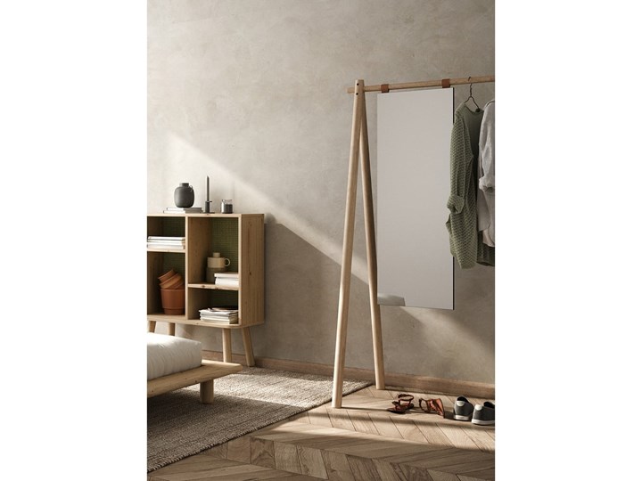 Wieszak z drewna sosnowego z lustrem Karup Design Hongi Natural Lustro bez ramy Prostokątne Stojące Styl Skandynawski