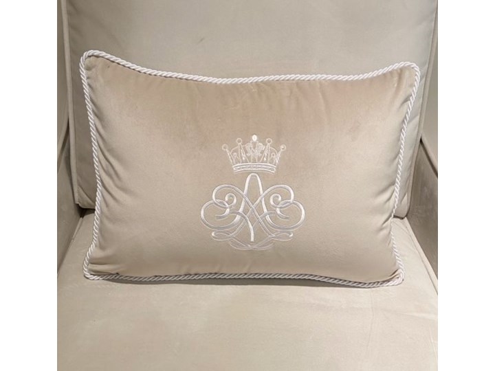 PODUSZKA WELUROWA OZDOBNA Z DOWOLNYM HAFTEM WYBIERZ KOLOR CROWN 45x45cm Prostokątne Poliester 35x50 cm Poduszka dekoracyjna 45x45 cm Pomieszczenie Salon 30x50 cm Kolor Beżowy