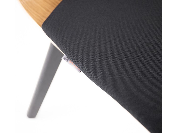 LUKA W PS krzesło dębowe, miękkie siedzisko czarna rama Wysokość 48 cm Drewno Płyta MDF Głębokość 40 cm Tkanina Wysokość 87 cm Głębokość 41 cm Szerokość 40 cm Tapicerowane Kolor Czarny