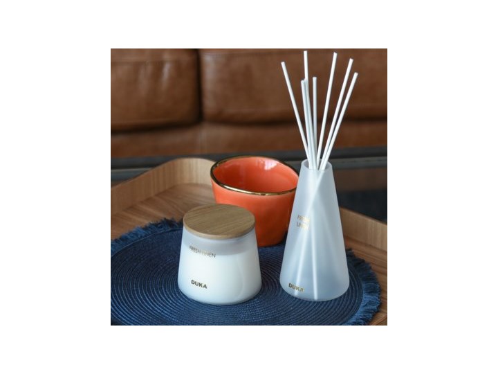 Świeca zapachowa sojowa Fresh Linen DUKA BERG 260 g biała Kolor Biały Kategoria Świeczniki i świece