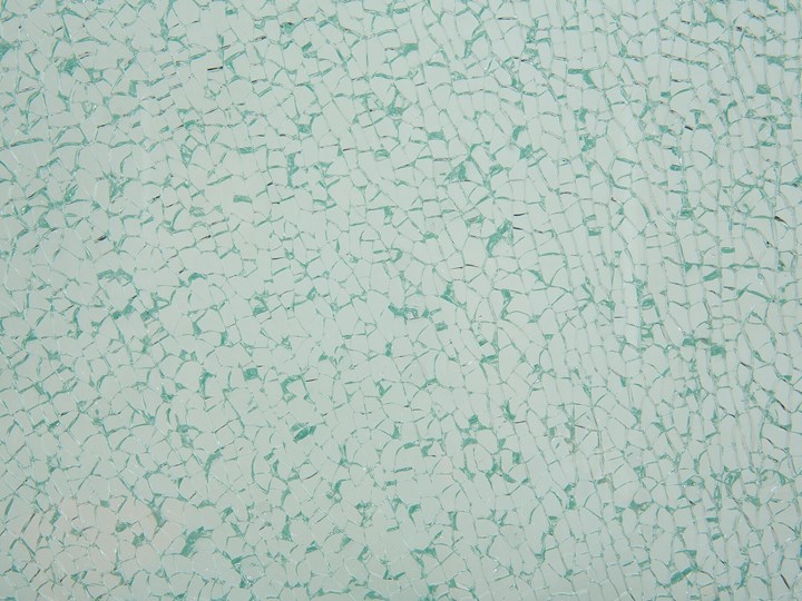 Beliani Zestaw ogrodowy stół z krzesłami blat szkło hartowane efekt tłuczonego szkła 220 x 100 cm 6 krzeseł czarnych z technorattanu sztaplowanych Kategoria Zestawy mebli ogrodowych Stoły z krzesłami Stal Styl Nowoczesny