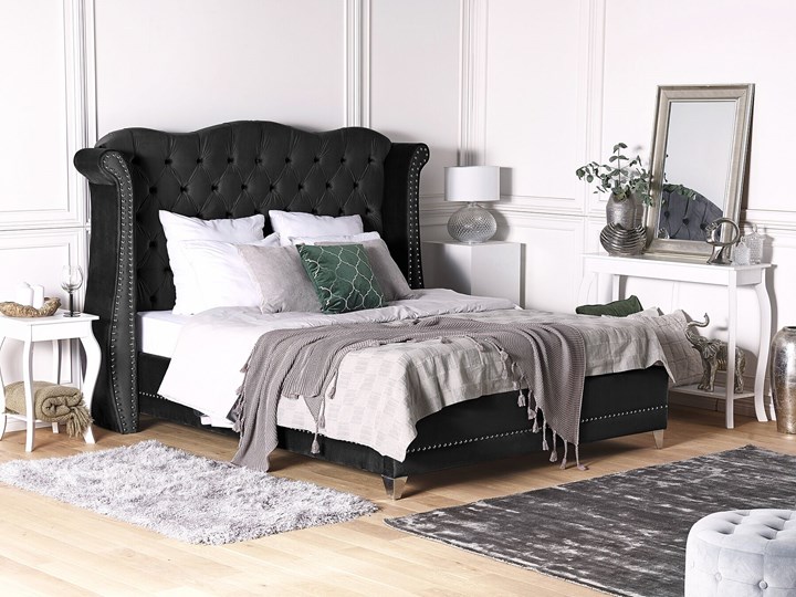 Beliani Łóżko ze stelażem czarne welurowe 180 x 200 cm wysokie wezgłowie pikowane ozdobne ćwieki Metal Łóżko pikowane Styl Tradycyjny Drewno Styl Glamour