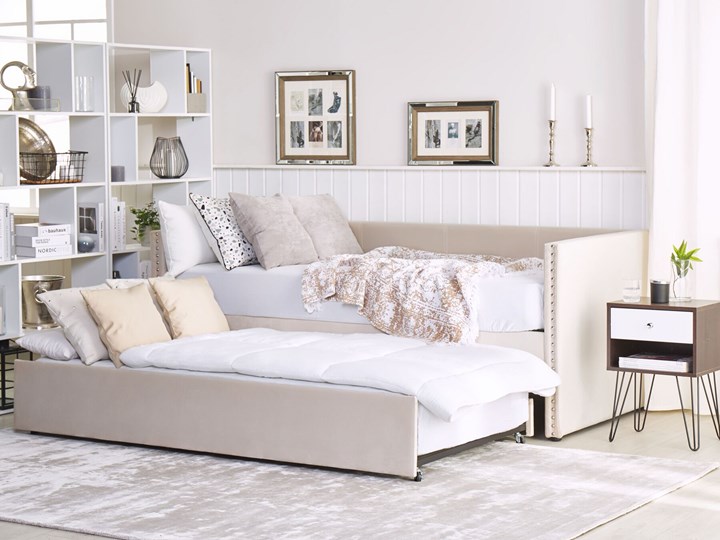 Łóżko wysuwane jasnobeżowe welurowe 80 x 200 cm ze stelażem leżanka ozdobne ćwieki glamour Łóżko tapicerowane Kolor Beżowy Kategoria Łóżka do sypialni
