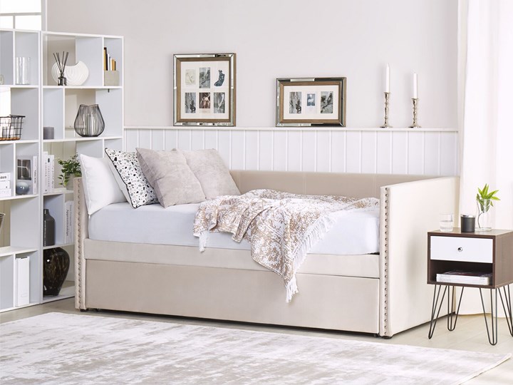 Łóżko wysuwane jasnobeżowe welurowe 80 x 200 cm ze stelażem leżanka ozdobne ćwieki glamour Łóżko tapicerowane Kolor Beżowy