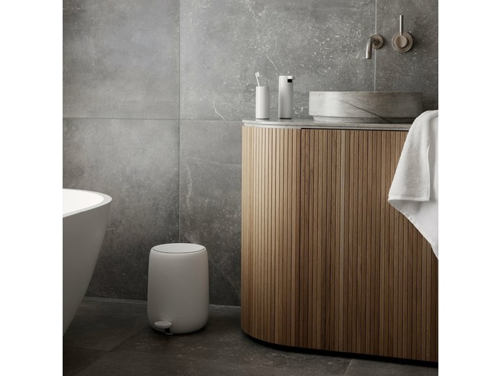 ceramiczny dozownik do mydła biały WHITE seria SONO BLOMUS Szkło Drewno Stal Ceramika Silikon Dozowniki Tworzywo sztuczne Kategoria Mydelniczki i dozowniki