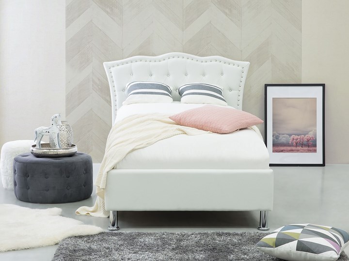 Łóżko białe ekoskóra 90 x 200 cm z pojemnikiem i stelażem ozdobne wezgłowie z kryształkami i ćwiekami Łóżko tapicerowane Kolor Biały