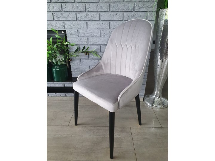 KRZESŁO TAPICEROWANE WELUR SZARE BiG 033 DOSTAWA 0zł Wysokość 94 cm Szerokość 51 cm Tkanina Metal Kategoria Krzesła kuchenne