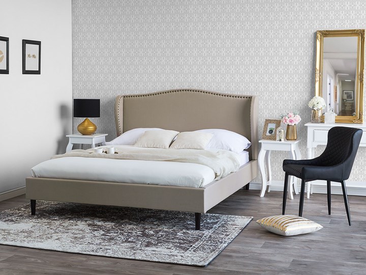 Łóżko ze stelażem tapicerowane beżowe 140 x 200 cm z zagłówkiem styl glamour Kategoria Łóżka do sypialni Łóżko tapicerowane Kolor Beżowy
