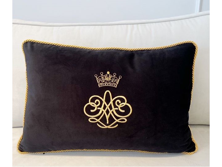 PODUSZKA WELUROWA OZDOBNA Z DOWOLNYM HAFTEM WYBIERZ KOLOR CROWN 45x45cm 30x50 cm 45x45 cm 35x50 cm Poduszka dekoracyjna Kategoria Poduszki i poszewki dekoracyjne Prostokątne Poliester Kolor Beżowy