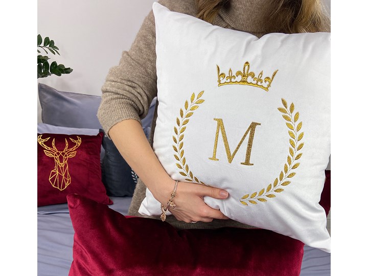 Poduszka VELVET QUEENY z monogramem - Granat Welur Poduszka dekoracyjna Aksamit Kategoria Poduszki i poszewki dekoracyjne 45x45 cm Poszewka dekoracyjna Kolor Granatowy
