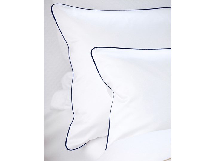 Pościel satynowa SAN ANTONIO - biała z lamówką navy blue Bawełna Satyna 200x200 cm Kolor 180x200 cm 160x200 cm Komplet pościeli 140x200 cm Pomieszczenie Pościel do sypialni