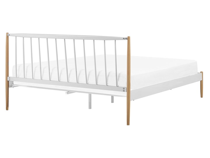 Łóżko białe metalowe z drewnianymi nogami 180 x 200 cm dwuosobowe ze stelażem i zagłówkiem styl retro skandynawski Kolor Biały Łóżko metalowe Kategoria Łóżka do sypialni