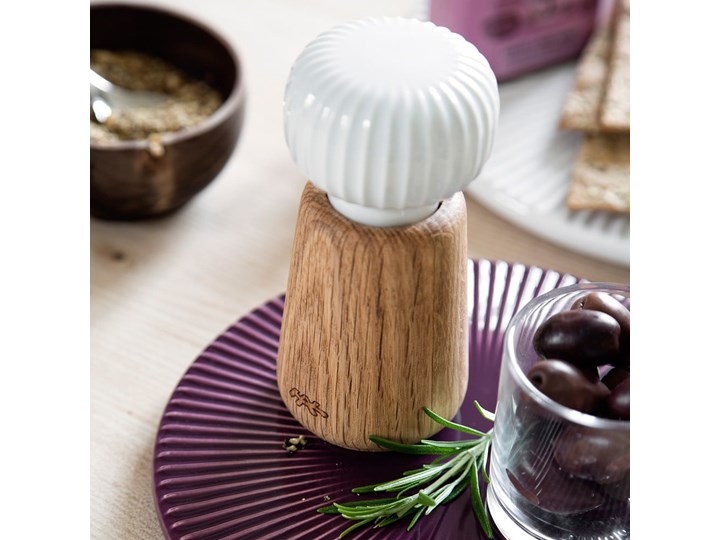 Młynek do przypraw z drewna dębowego z białym porcelanowym detalem Kähler Design Hammershoi, wys. 13 cm Szkło Drewno Kategoria Przyprawniki Ceramika Kolor Brązowy