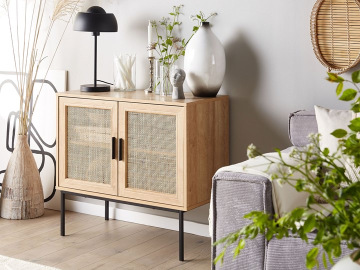 Komoda dwudrzwiowa jasne drewno rattanowy front 72 x 80 cm boho plecionka metalowe nogi Z szafkami Pomieszczenie Salon